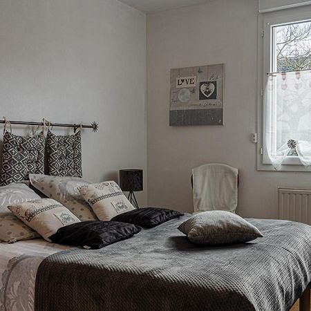 Chambres D Hotes Les Papillons Évron Zewnętrze zdjęcie