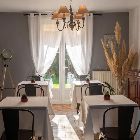 Chambres D Hotes Les Papillons Évron Zewnętrze zdjęcie